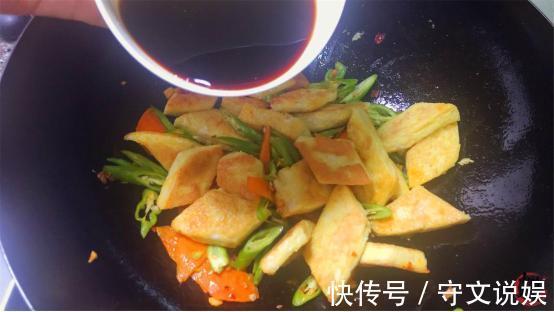 强身健体|一整块豆腐放鸡蛋液里,擀面杖一压,一出锅拿红烧肉也不换