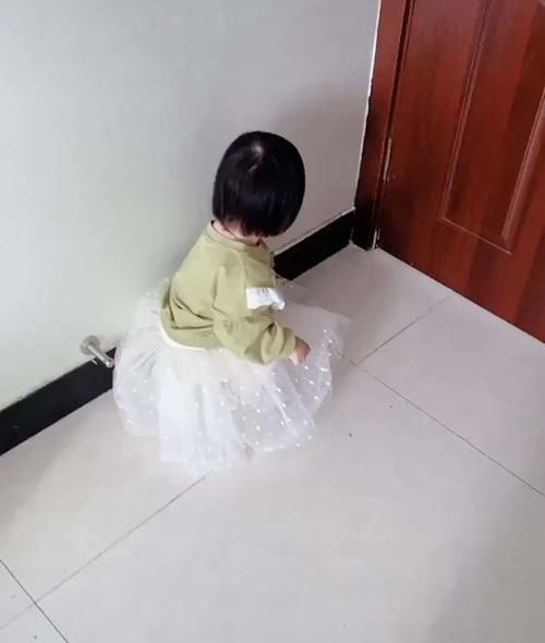 小棉袄|女儿不小心暴露爸爸“私房钱”,吓得找妈妈,网友笑翻这小棉袄漏风