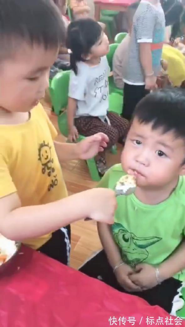 待遇|幼儿园开学舅舅和外甥同班,看到舅舅的待遇,网友:你舅就是你舅