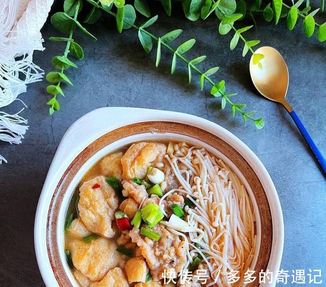 3样食材巧搭配，扔进砂锅炖一炖，汤鲜味美，一大锅连汁都不剩！