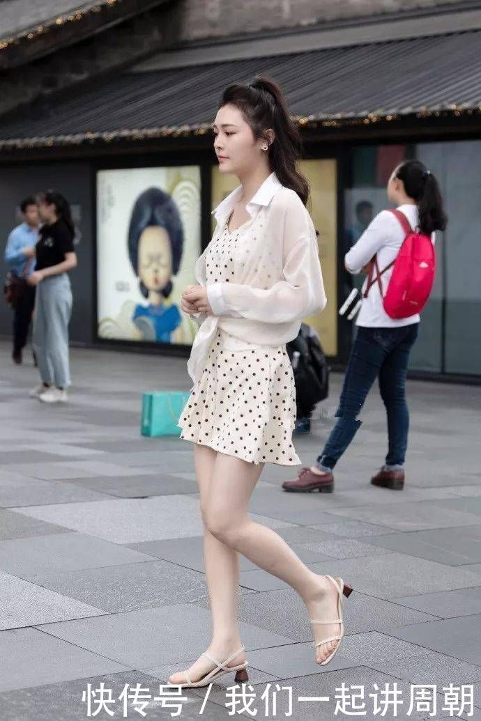 小姐姐|街拍美女脚上一双气质的高跟凉鞋，整体的搭配优雅又气质