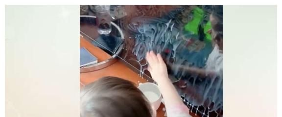 口红|女儿玩坏了妈妈的口红,妈妈很生气,网友的回复扎心了