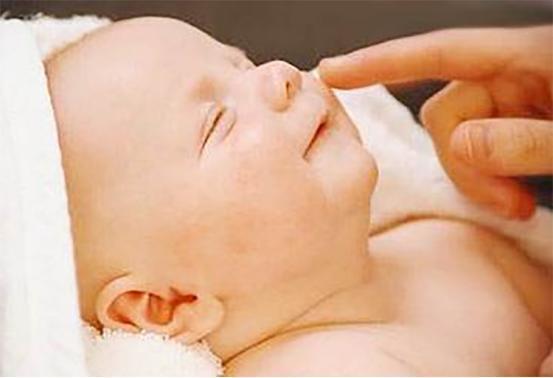 行为|儿科医生奉劝不想宝宝总被湿疹折腾,妈妈5个行为少对宝宝做