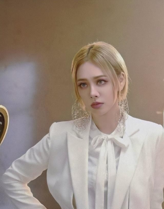 在最新的一期节目当中,宁静担任队长,带领另外两位成员表演曲目《flow