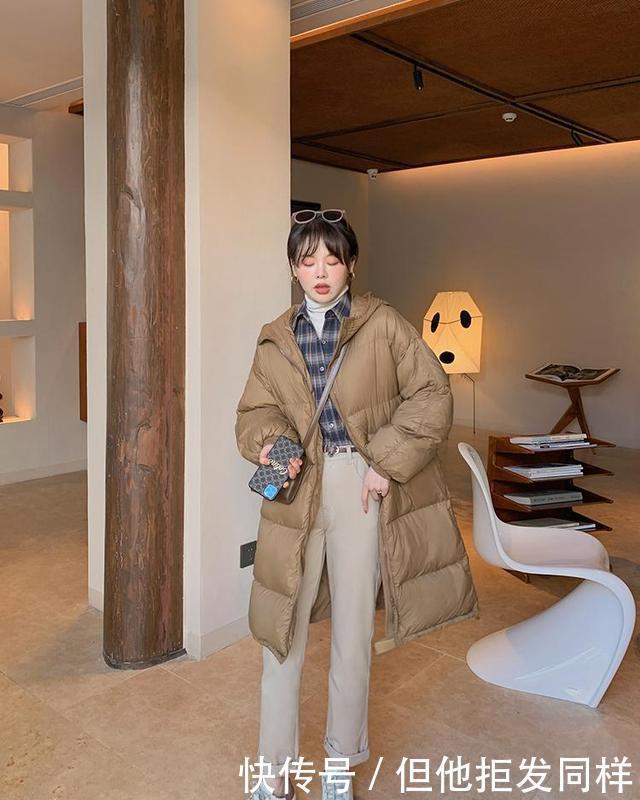 配对|别总穿黑色了,冬天流行的是“奶茶色”羽绒服,配对裤子更时髦!