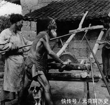 修脚|清朝罕见老照片：穷人街头修脚，第二张的土枪让人吃惊！
