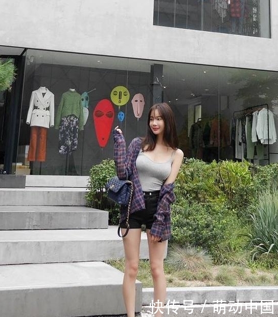 衣服|街拍:透视上衣搭配短裤,小姐姐把可爱的衣服穿出了御女的感觉