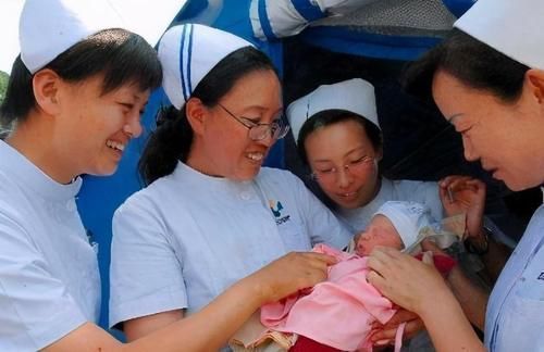 爸爸|爸爸和舅舅抢着抱宝宝走红,像极了猪八戒看人参果:越看越喜感