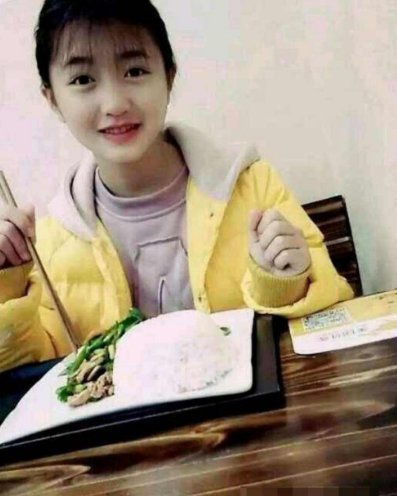 她是个“幸运”女孩,一到假期《变形记》中的哥哥就来接她度假