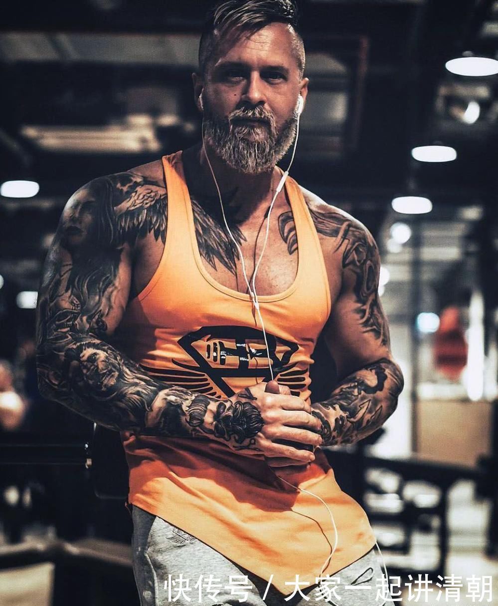 发色|42岁男子喜欢健身, 练就一身肌肉, 因一头白发被误以为60多岁!