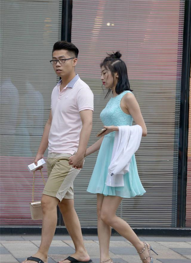 时尚|穿着高跟凉鞋, 要怎么搭配服装呢? 跟着时尚美女学习一下