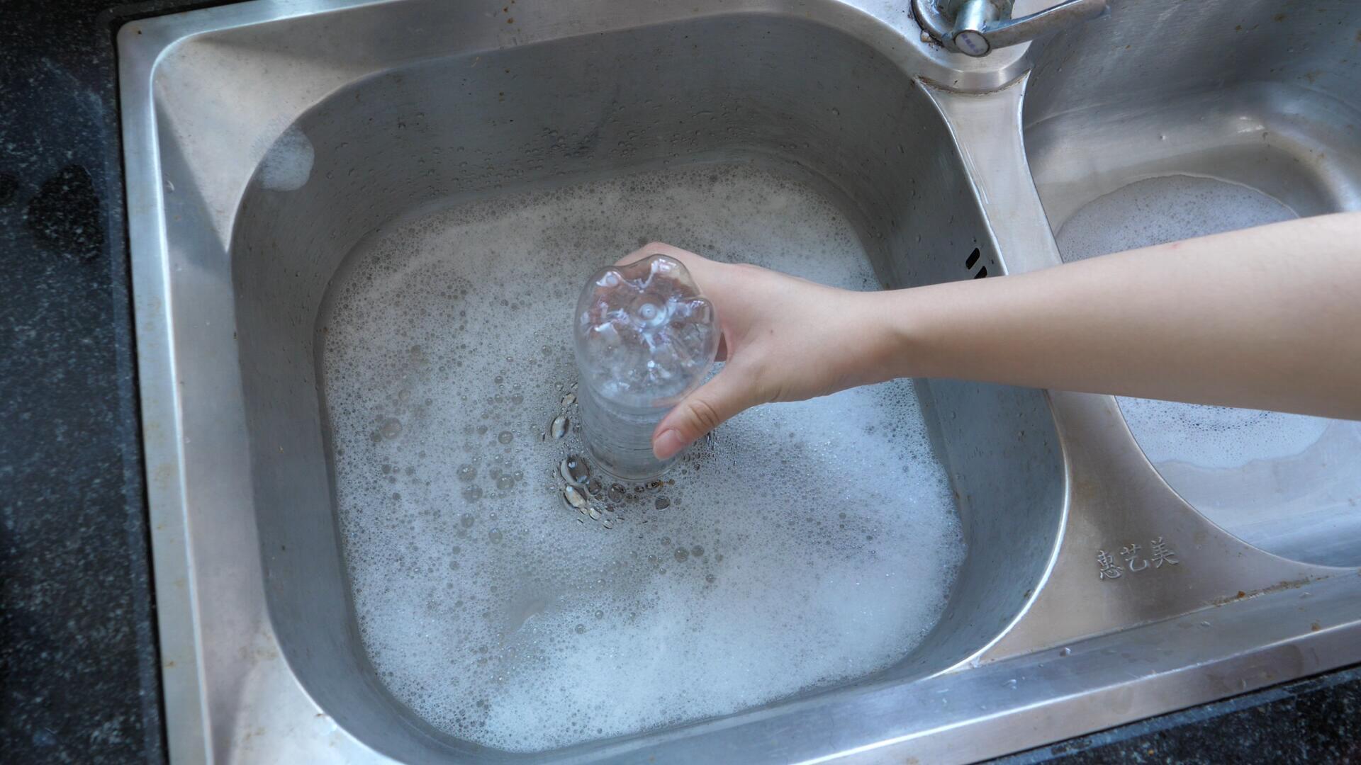 洗菜池里插个塑料瓶，解决家家户户都困扰的难题，好方法省钱实用