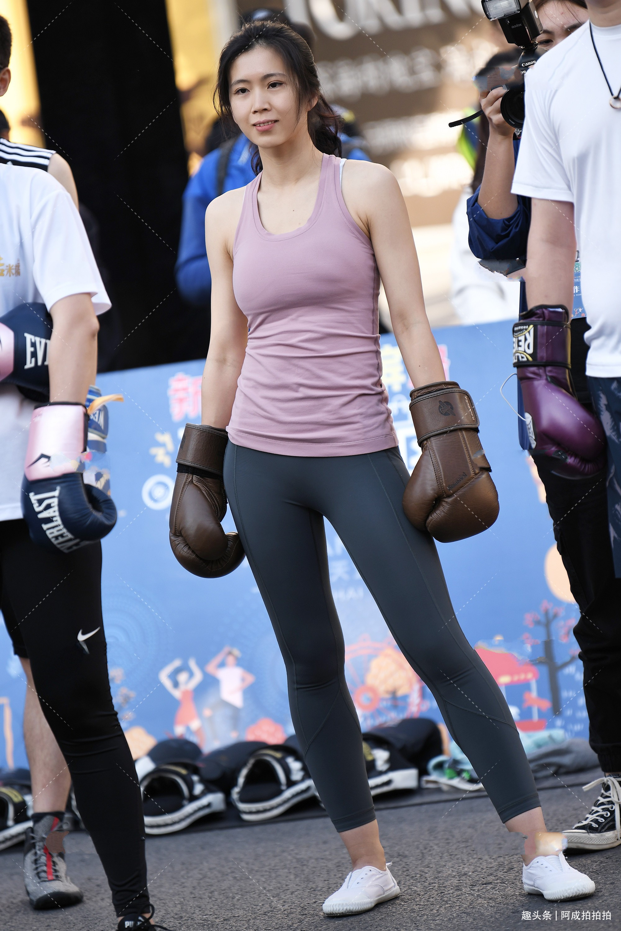 拳击 背心搭配运动裤,锻炼的时候可以穿,日常生活中也能这样穿