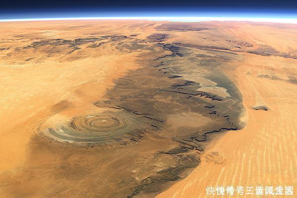 美国宇航员惊恐发现，地球上出现一只“巨眼”，正死死盯着太空