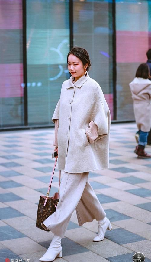 让自己|街拍:学习穿搭是一件巧妙的事情,因为它可以变化的招数有很多
