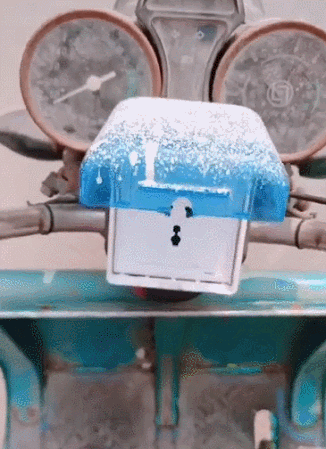 |搞笑GIF:事实告诉我们,千万别惹女人,我就想知道妹子脚痛吗?