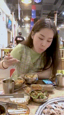 |搞笑GIF趣图：只要我穿上这身衣服，发传单你就得拿着