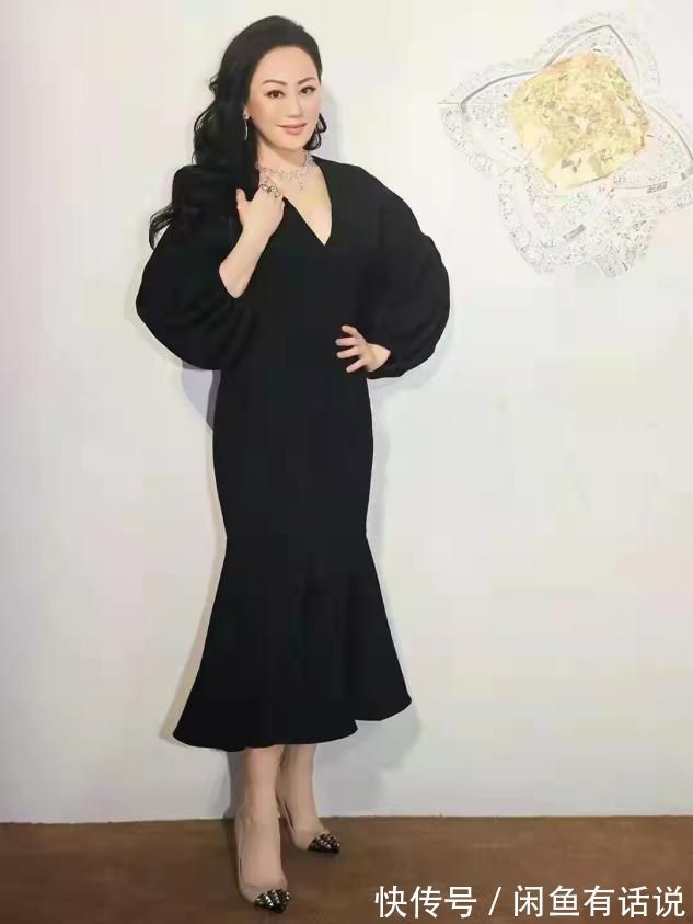 单品|章小蕙才是真名媛，圆润身材穿小黑裙显富态，30克拉鸽子蛋太闪耀