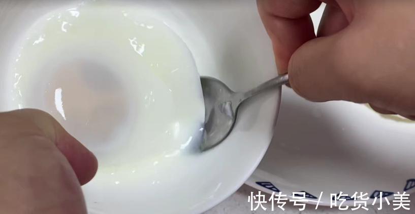 搅拌均匀|荷包蛋这样做太牛了，大厨教你新做法，一锅做6个，一个都不散