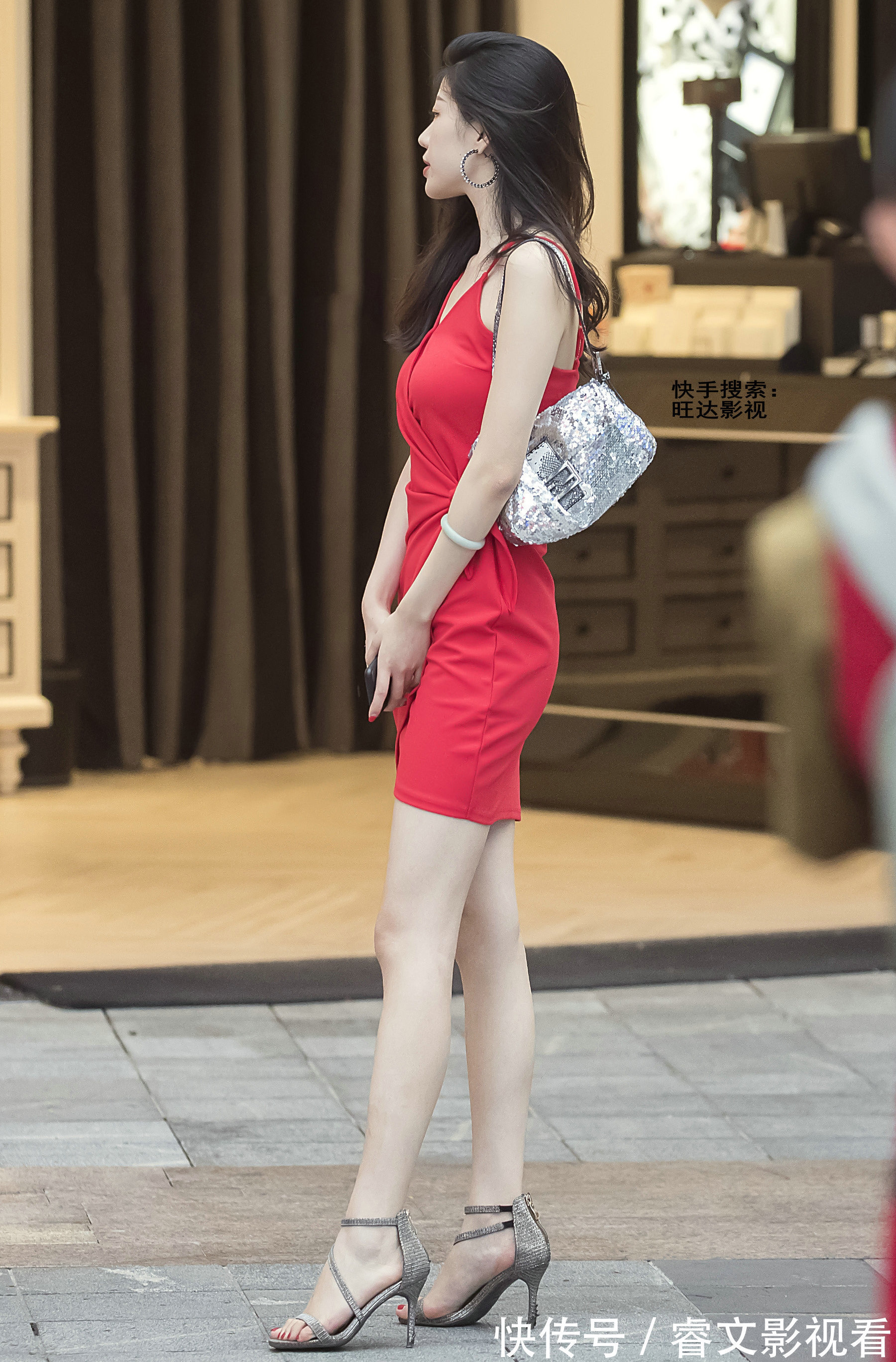 连衣裙|街拍:连衣裙不仅清凉显身材,也会展现迷人气质
