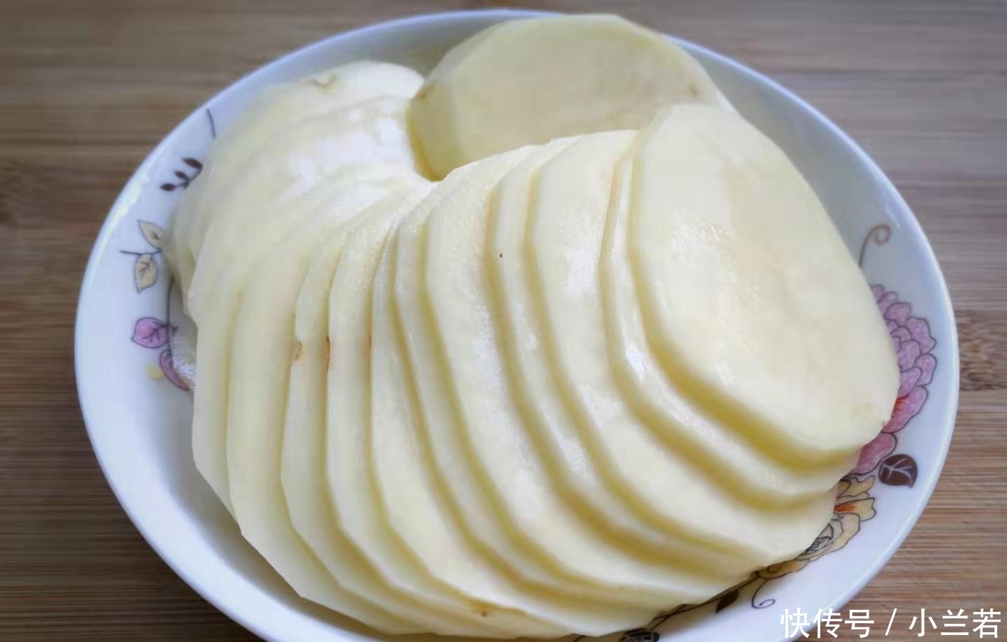 一个土豆,一个鸡蛋,做出的小吃,不油炸,外酥里嫩,孩子最爱!