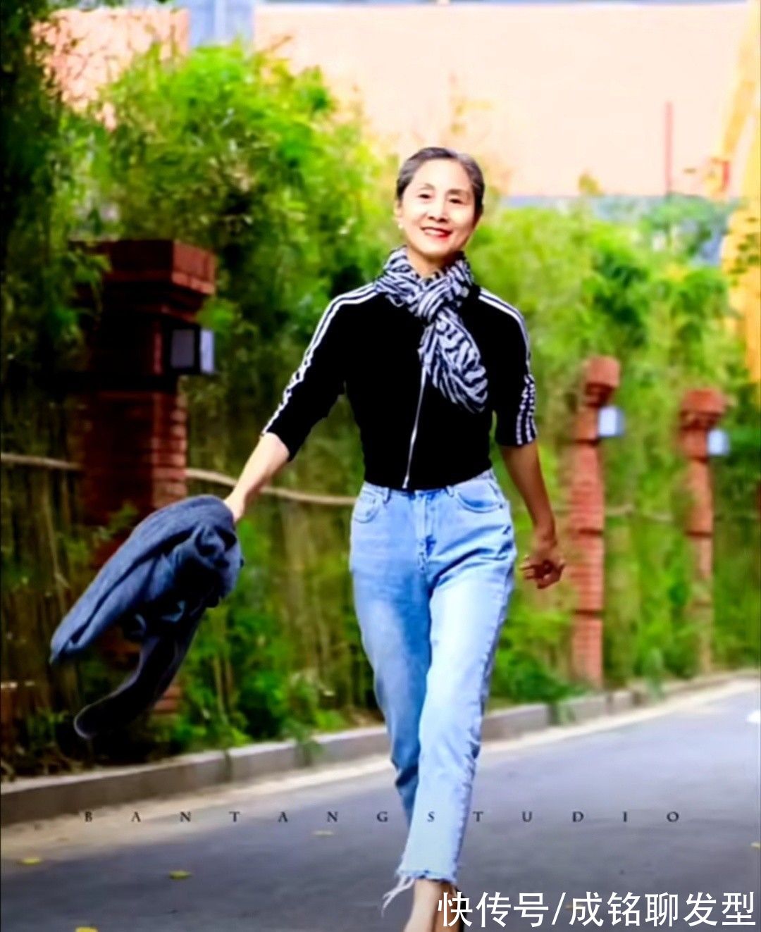 穿搭|头发变白满脸皱纹又怎样？70岁奶奶穿牛仔踩高跟，时尚不输年轻人