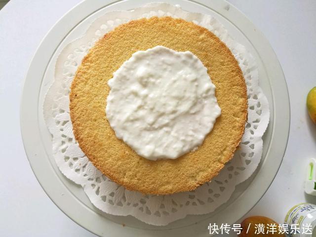 制作|一盒酸奶,2个鸡蛋,教大家轻松制作酸奶蛋糕,好吃到停不下来