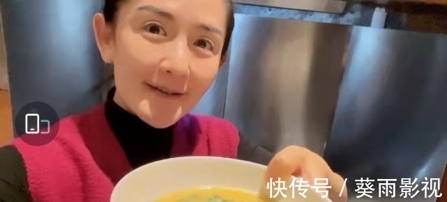 谢娜录制秋葵蒸蛋教程,将秋葵切成星星形状,自叹小宝宝每次都能吃光光