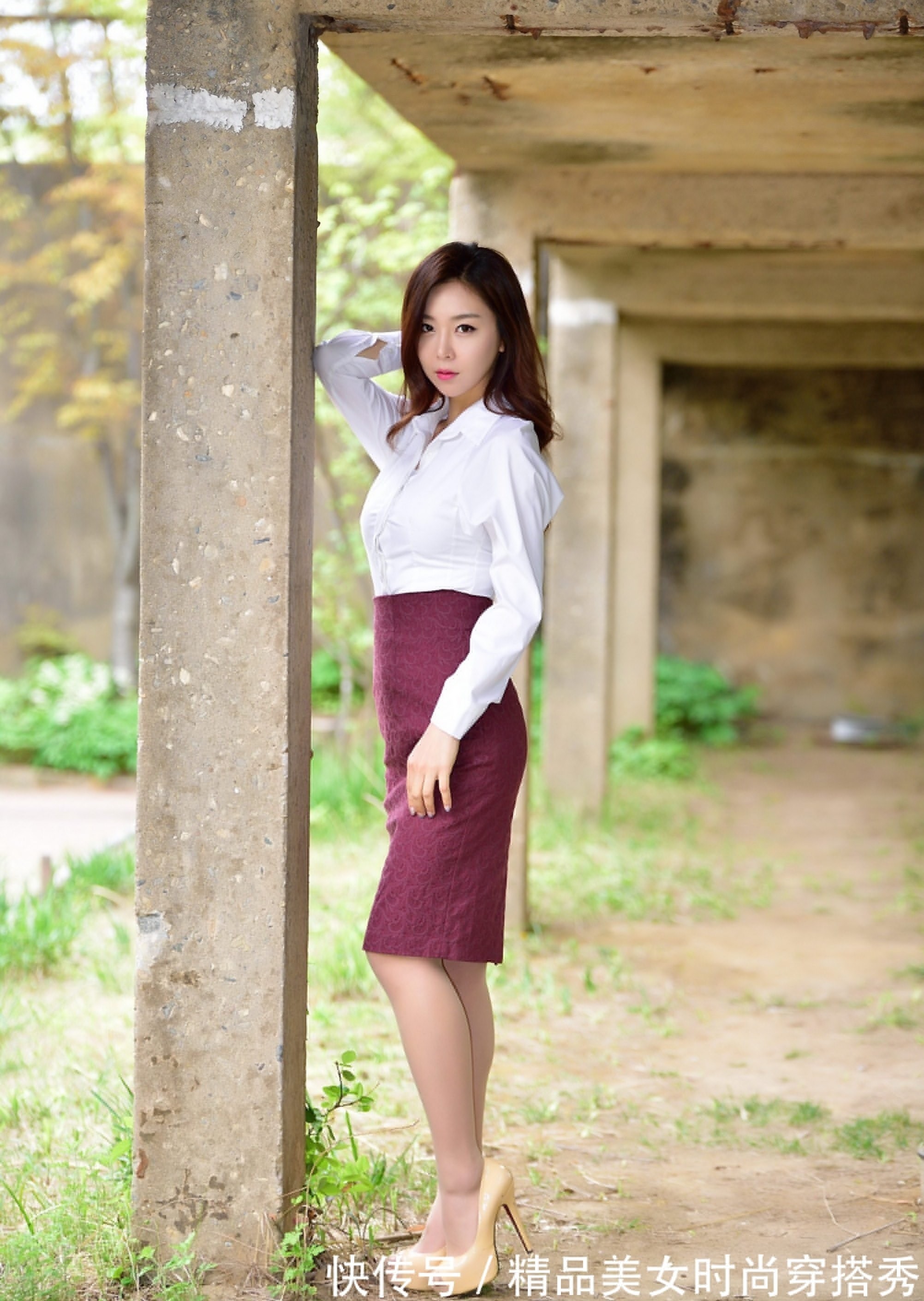 枣红色 白色衬衫搭配高腰的枣红色半身裙,时尚吸睛,走起路来优雅从容