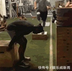 |搞笑GIF：兄弟 对不住了 等我结婚的时候你记得过来