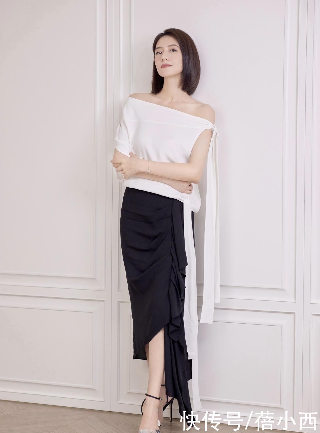 穿搭|58岁毛阿敏越老越时髦，穿白衬衫配牛仔裤走机场，170身材太出挑