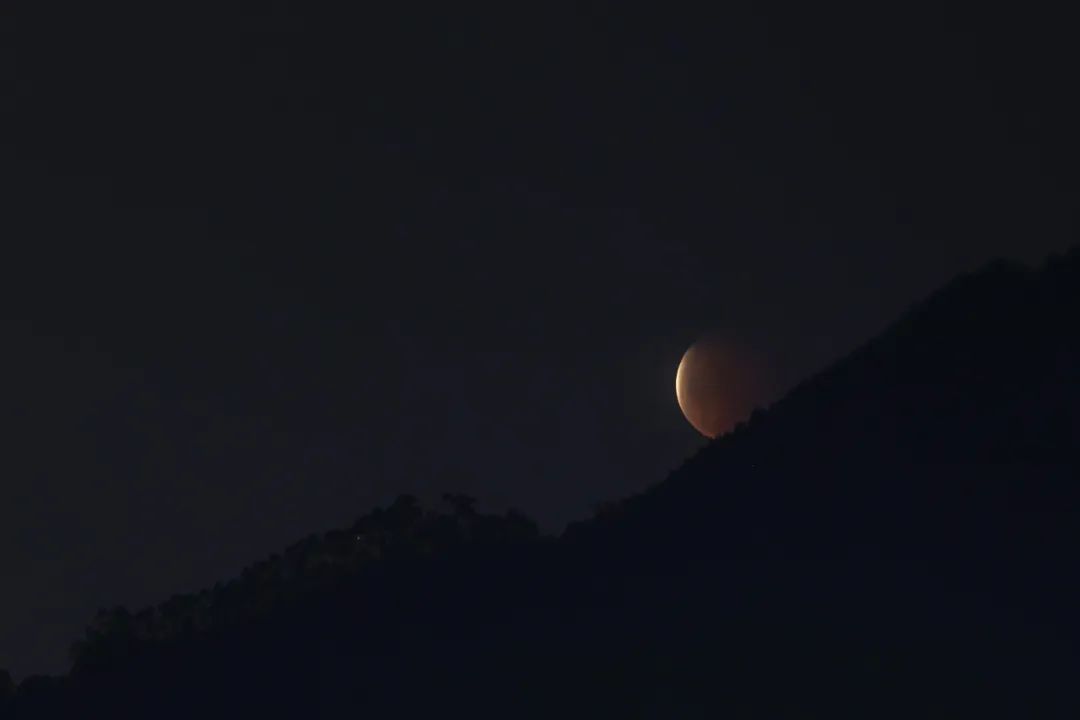 满城 “超级月全食”全程回放，漳州满城“追月人”~