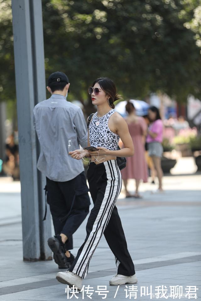 时尚都市女性,要学会巧搭“豹纹”,展现别样“野性”魅力