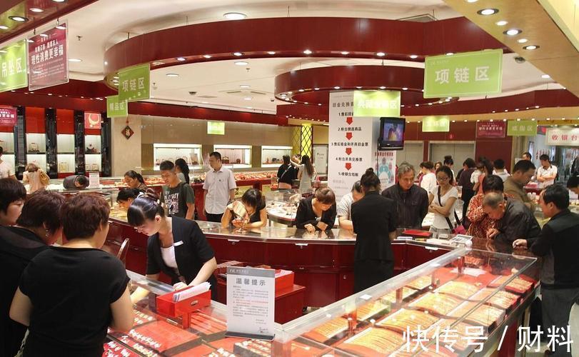 黄金首饰!黄金价格已下跌,为啥金店仍卖得贵?想入手,3个时间点去买划算