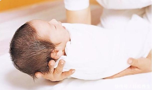 宝妈|新生儿是“多抱好”还是“多躺好”家长不用纠结，答案是这样的！