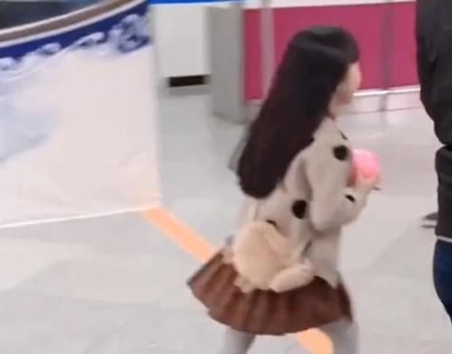 生活环境|爸爸火了!三个“小情人”来接机,网友:女儿都好漂亮