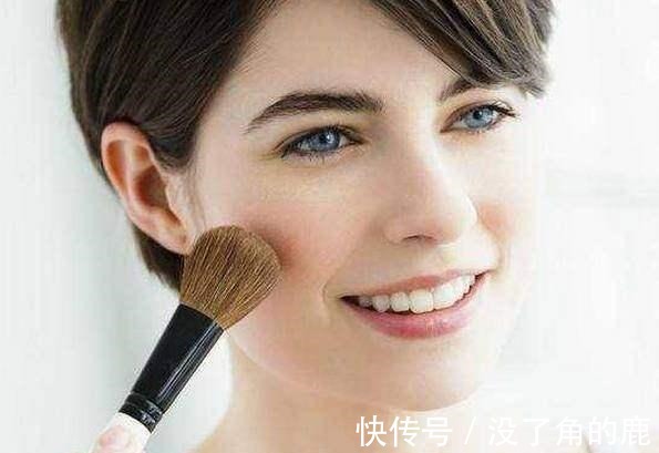 定妆 夏季涂粉底时,多数人总犯这3个“错误”,难怪会浮粉卡粉脱妆