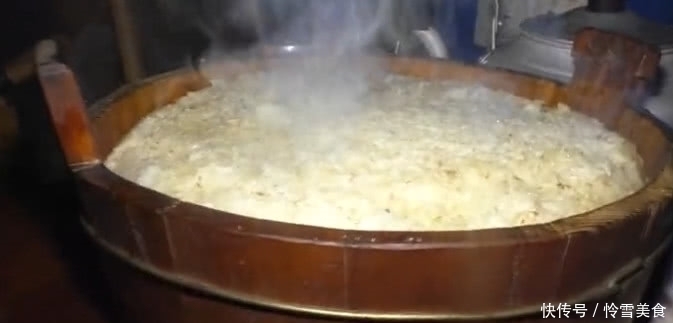 贵州农村人的年夜饭,吃饭不用桌子,看到酒壶整个人都“石化”了