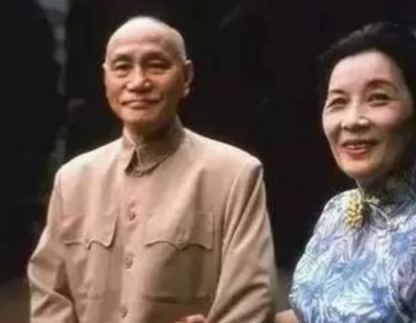 蒋经国|1975年蒋介石葬礼上,张学良做了一件事,气得蒋经国敢怒不敢言