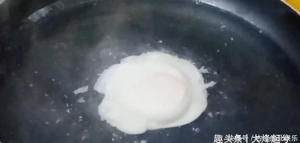 煮出来|煮荷包蛋太难?掌握1个技巧,轻松煮一锅,不破皮不粘锅无飞沫
