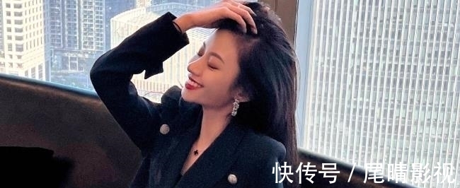 好声音冠军伍珂玥得到知名音乐人陈少琪的认可与提携，为她高兴