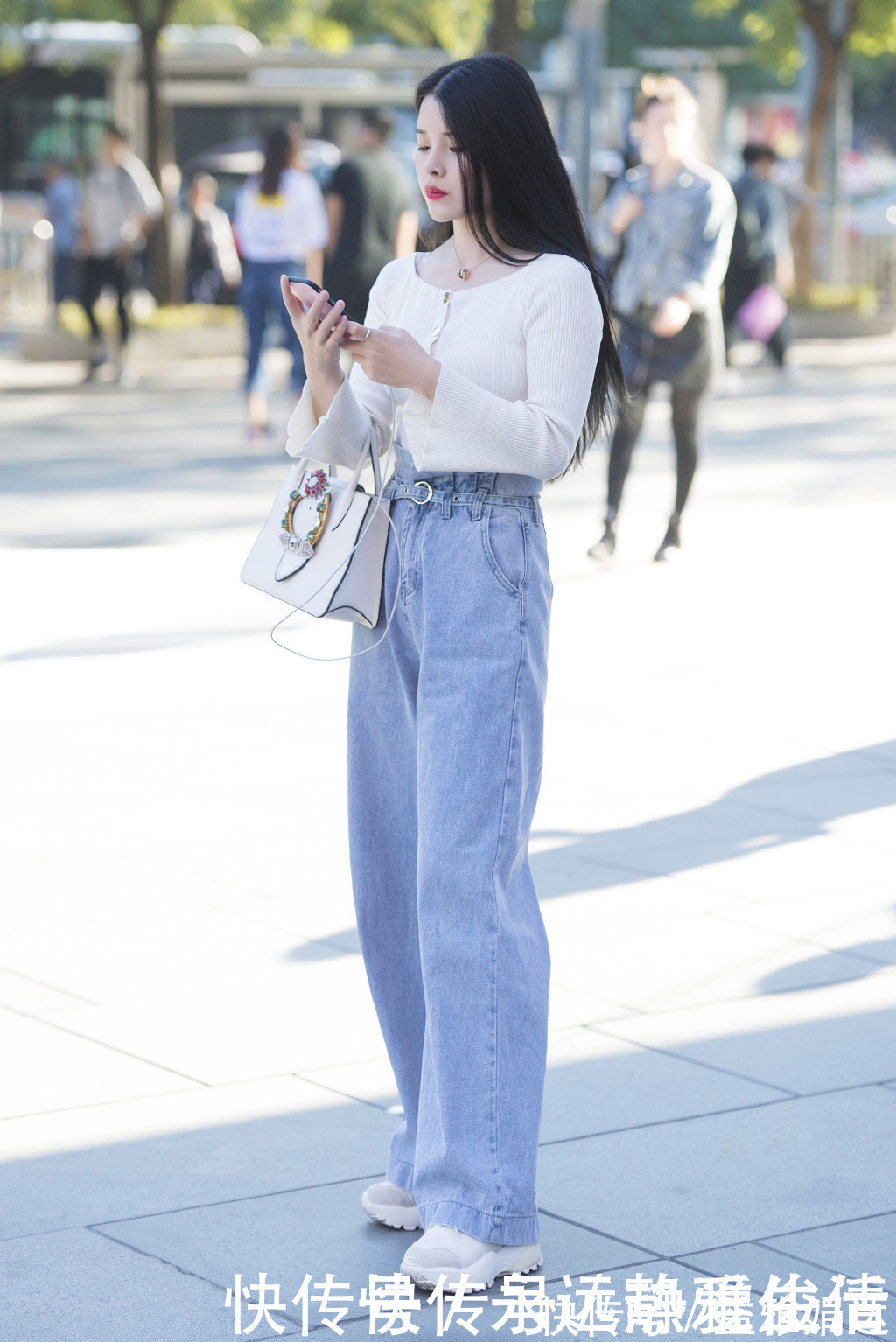显高显瘦|初夏穿搭选择牛仔阔腿裤，显高显瘦，让造型更显靓丽出众
