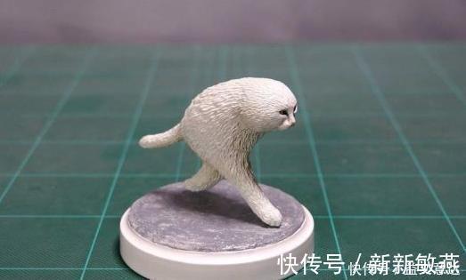 魔性|日本小哥做恶搞手办，两脚走路猫太魔性，看到站立猫网友笑出声