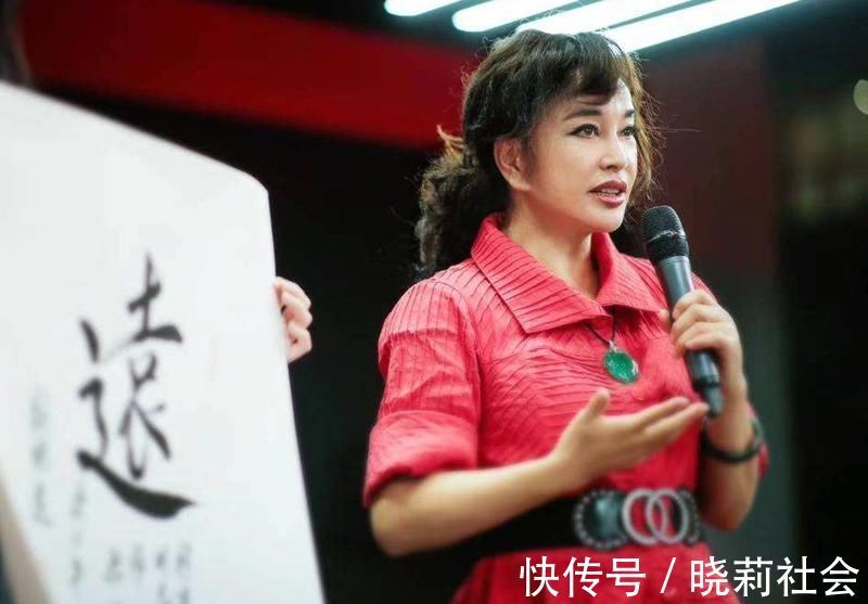 书协!刘晓庆拜师书协大师,苦练书法3年,如今写得怎样