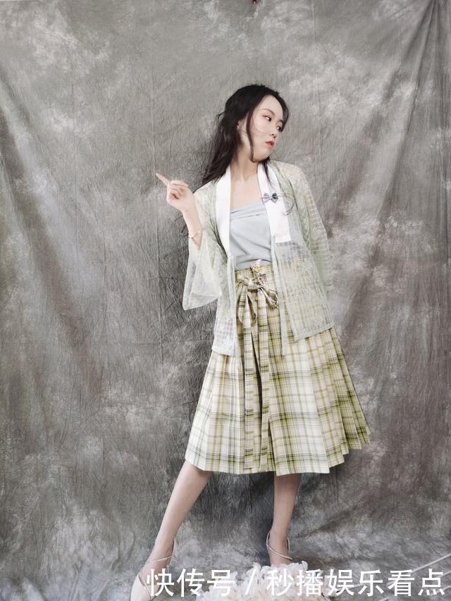 最近流行一种穿法,叫“一半汉服,一半JK”,精致又优雅,太吸睛