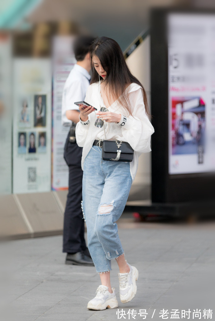 街拍|街拍,这样的搭配让女性美的有高度,简直是吸睛无数!
