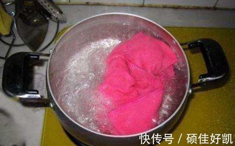 毛巾用久了又臭又滑难清洗学会这个小妙招，洗完跟新买的没区别
