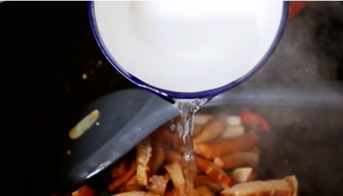 倒入|炒豆腐干时,直接下锅炒是不对的,多做这一步,炒出来柔嫩又入味