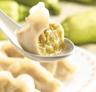 包韭菜饺子，调料越多越难吃，三种就足够了！这样做饺子鲜嫩美味