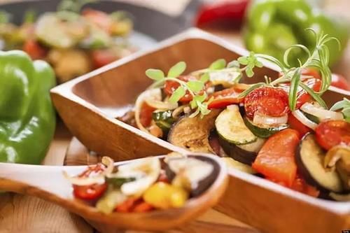 加速皮肤衰老的3种习惯，若你也有，及时改，或可延缓，皱纹少